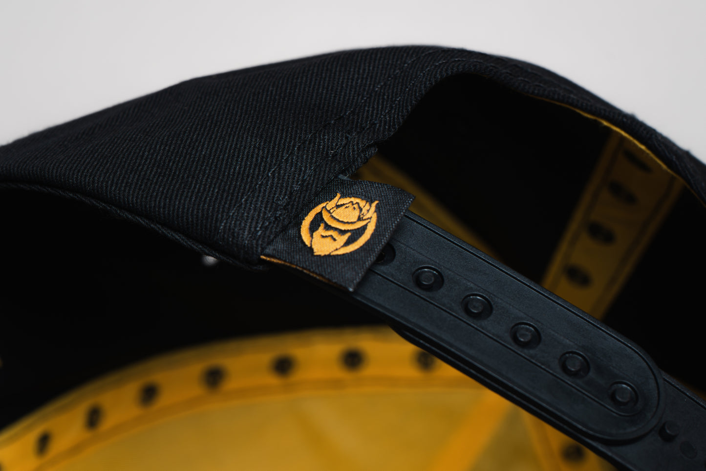 Gorra mao' meno' Oro