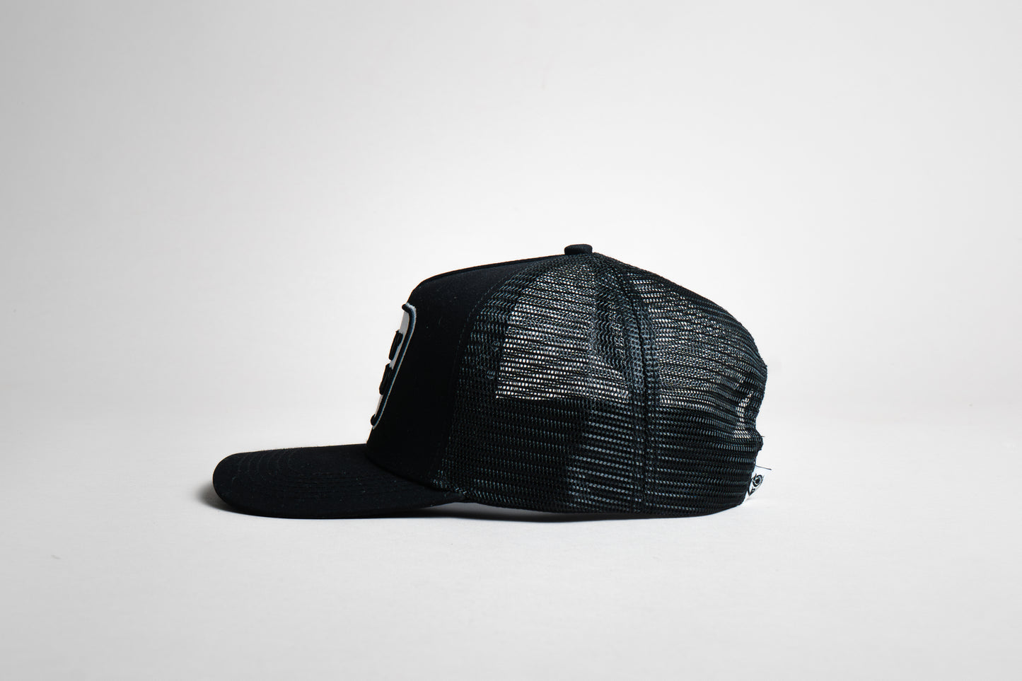 *Gorra Mao' Meno' Cuadro (Negra)