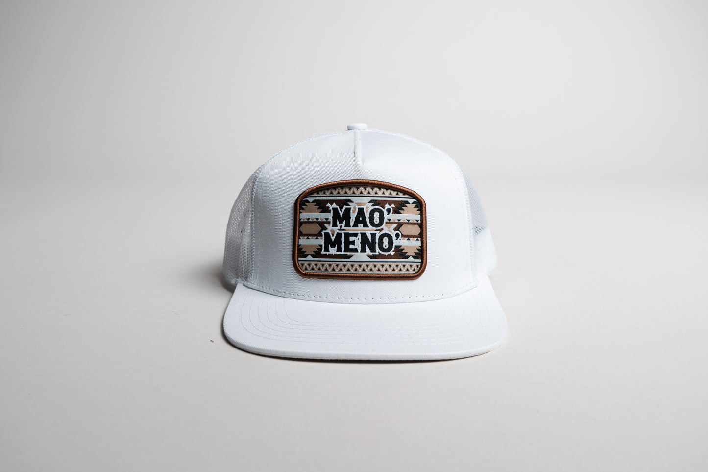 Gorra Mao meno parche tribal blanca