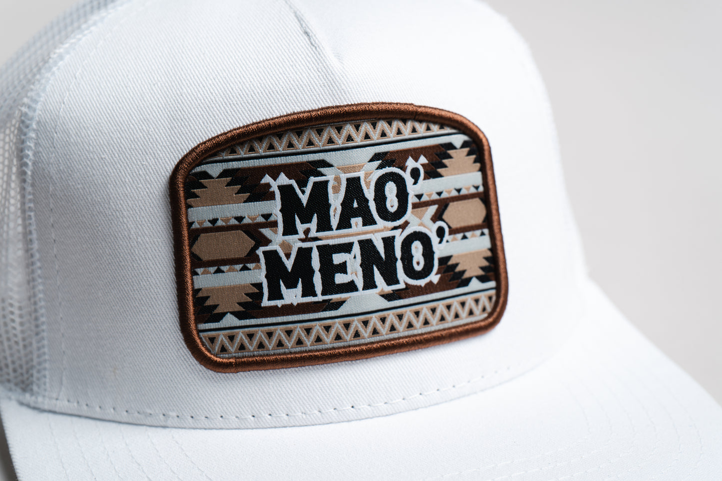 Gorra Mao meno parche tribal blanca