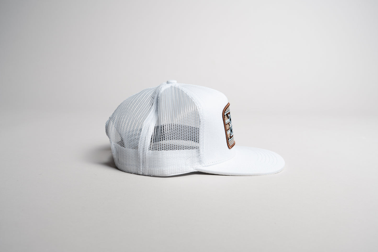 Gorra Mao meno parche tribal blanca