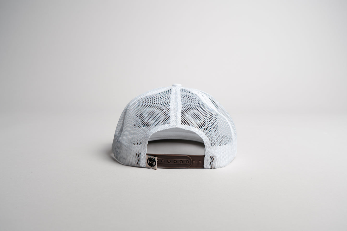 Gorra Mao meno parche tribal blanca