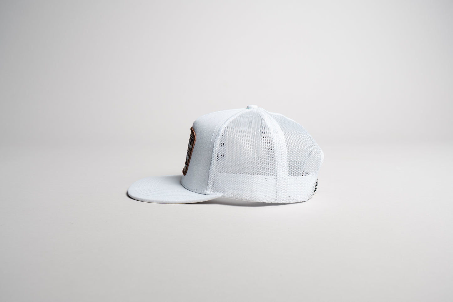 Gorra Mao meno parche tribal blanca