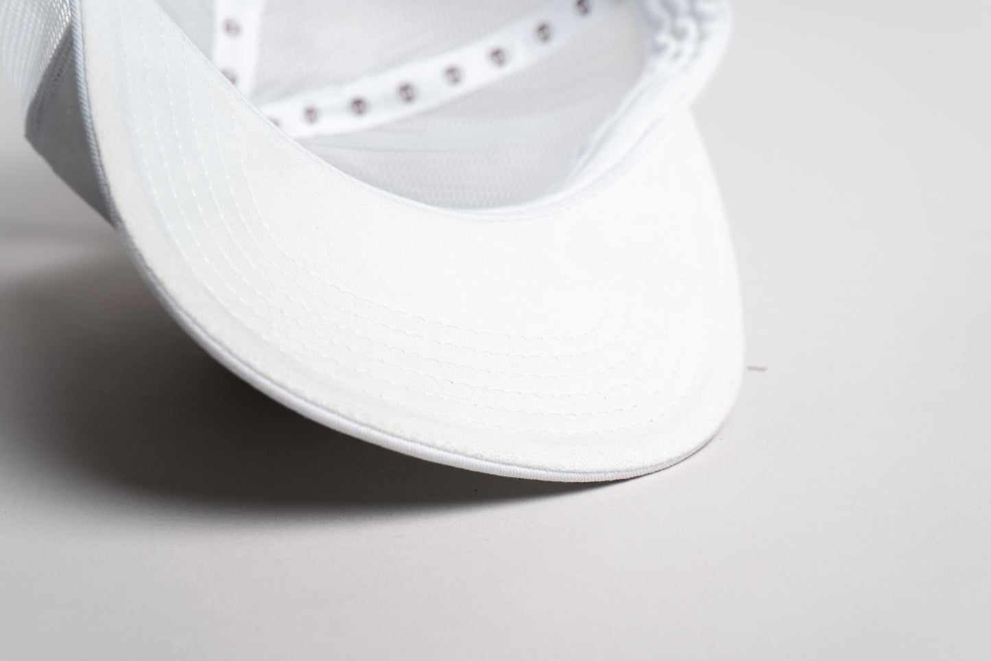 Gorra Mao meno parche tribal blanca