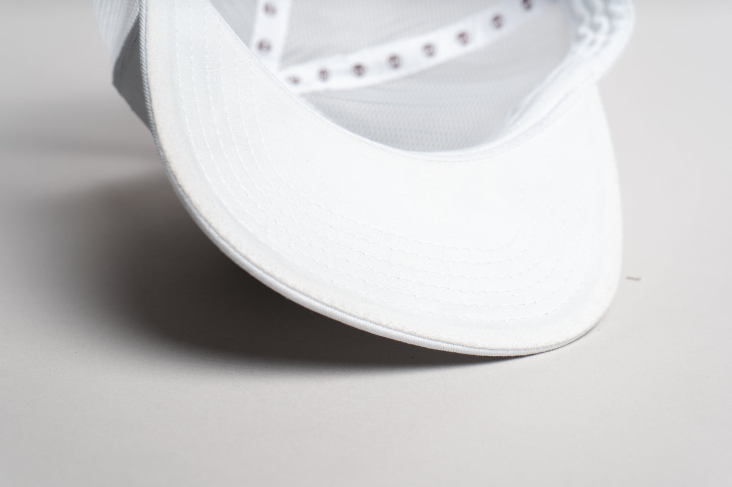 Gorra Mao meno parche tribal blanca